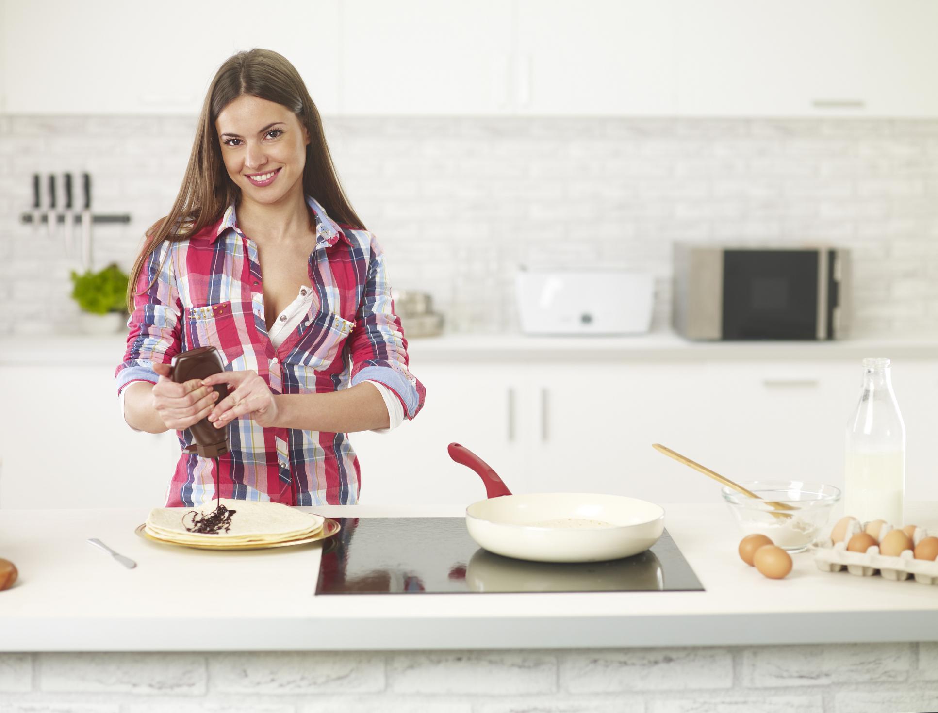 Looking cooking. Счастливая женщина на кухне. Готовка на кухне. Женщина готовит. Девушка на кухне.